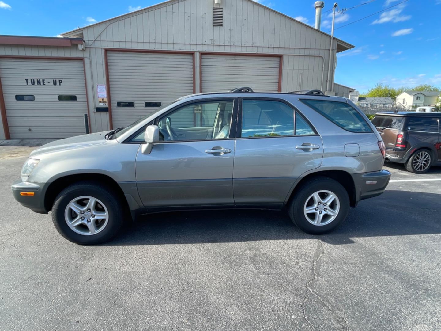 2000 Lexus RX 300 AWD (JT6HF10U4Y0) with an 3.0L V6 DOHC 24V engine, 4-Speed Automatic Overdrive transmission, located at 813 E Fairview Ave, Meridian , ID, 83642, (208) 336-8230, 43.618851, -116.384010 - Photo#0